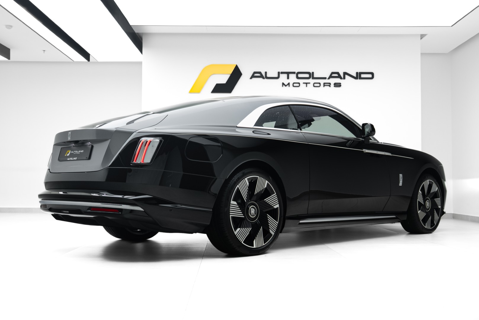 2025 ROLLS ROYCE SPECTRE. BESPOKE SOUND SYSTEM. IMMERSIVE SEATS. MAIN DEALER WARRANTY AND SERVICE.